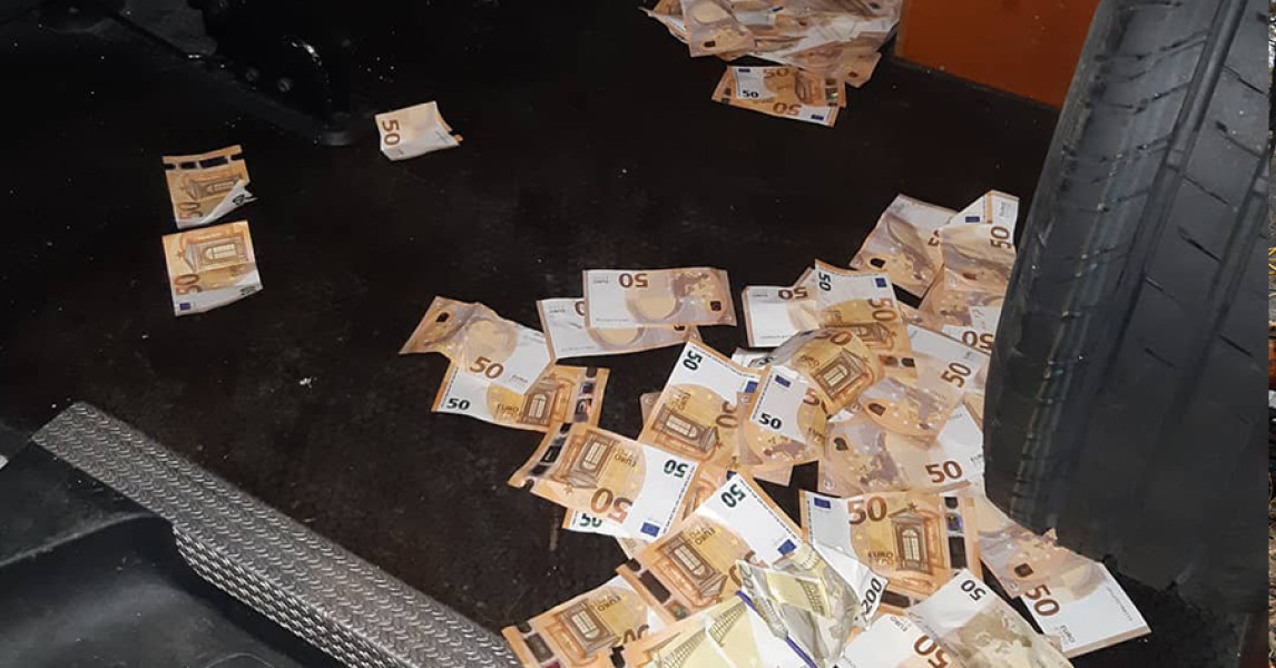 ‘Vervelende man’ maakt ruzie en strooit met briefgeld in politiebus | WNL