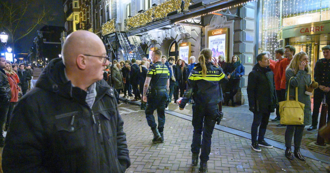 Circusartieste voelt haar benen niet na val in Carré | WNL
