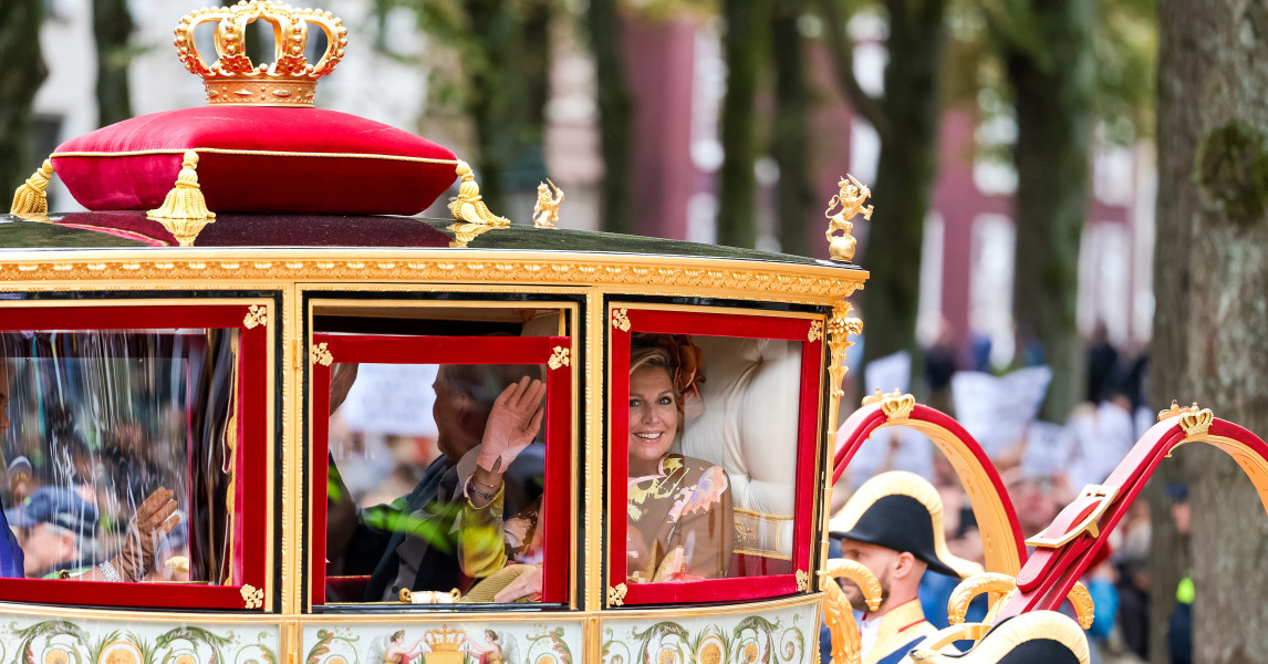 Glazen koets met koning en koningin uitgefloten tijdens rijtoer | WNL