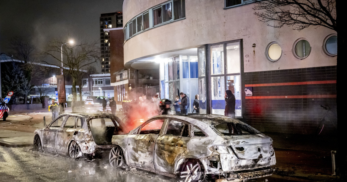 Zeker vier agenten gewond door rellen bij zalencentrum Den Haag | WNL