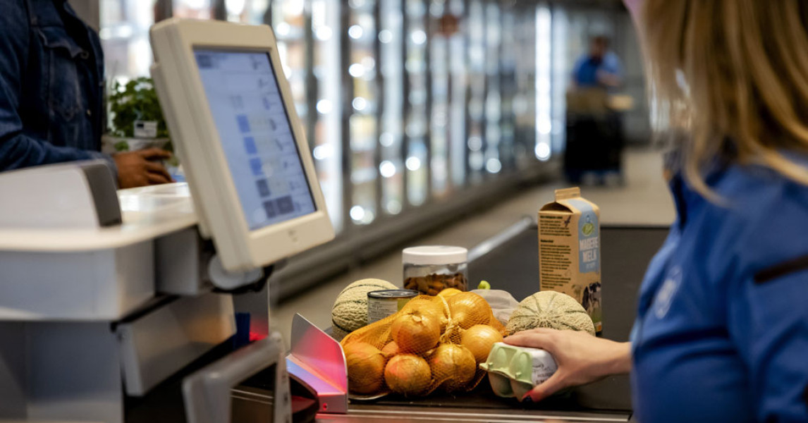 Schelden, slaan en spugen: Albert Heijn is agressie naar personeel beu ...