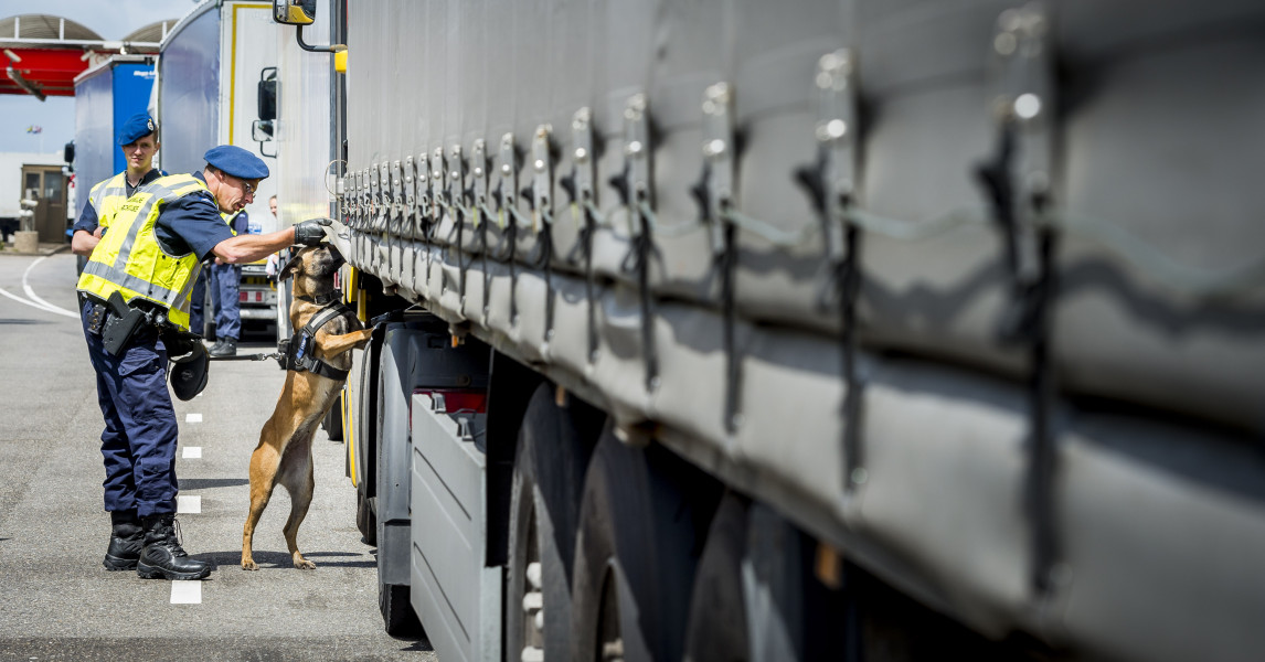 Politie vindt 11 verstopte migranten in vrachtwagen vol mango’s | WNL