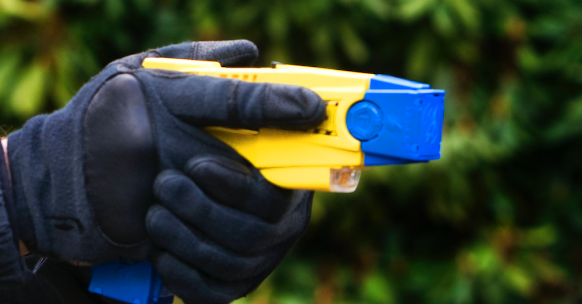 Zeven tieners overvallen woning met stroomstootwapen om fles drank | WNL