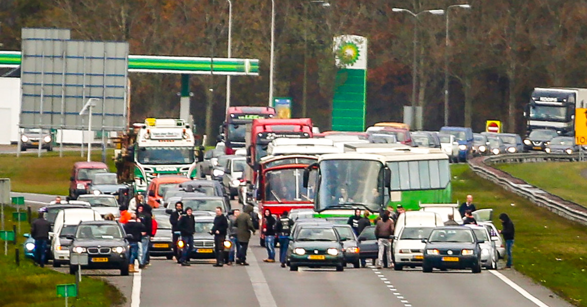 OM opent jacht op snelwegblokkeerders: 31 pro-Zwarte Piet-demonstranten ...