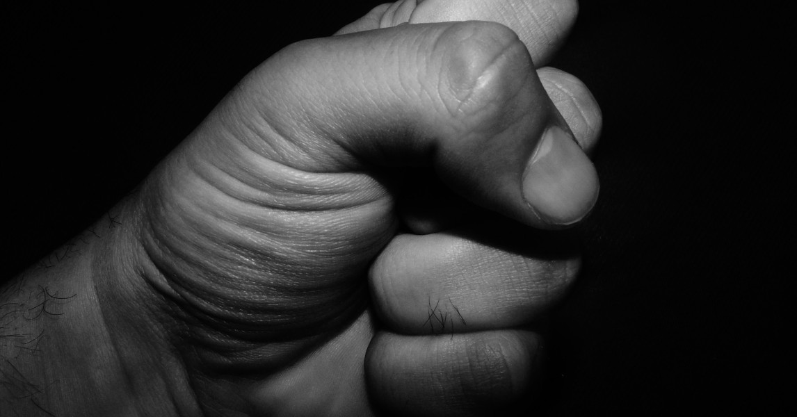 Scooterrijder (28) uit het niets mishandeld door groep, operatie aan ...