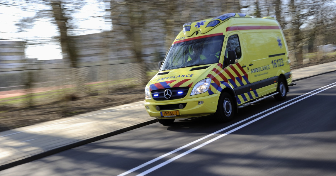 Bouwvakker wordt geraakt door stuk puin bij sloopwerkzaamheden en ...