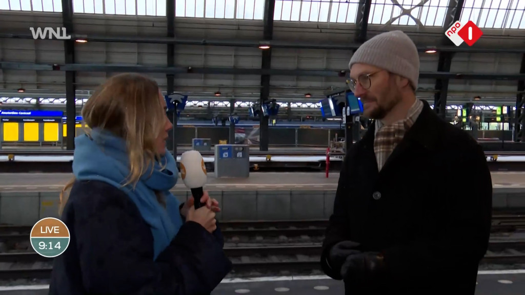 NS-woordvoerder Erik Kroezen op Amsterdam Centraal.