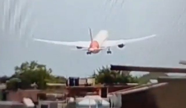 Vliegtuig Air India stort neer in Ahmedabad.
