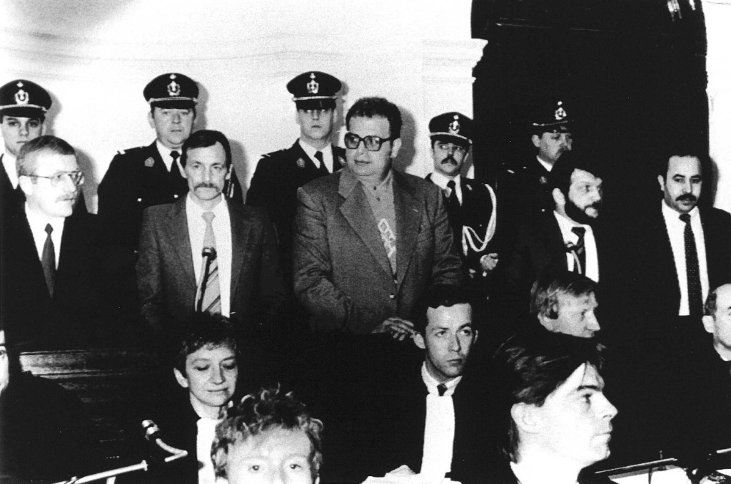 Foto van vijf verdachten uit 1988.