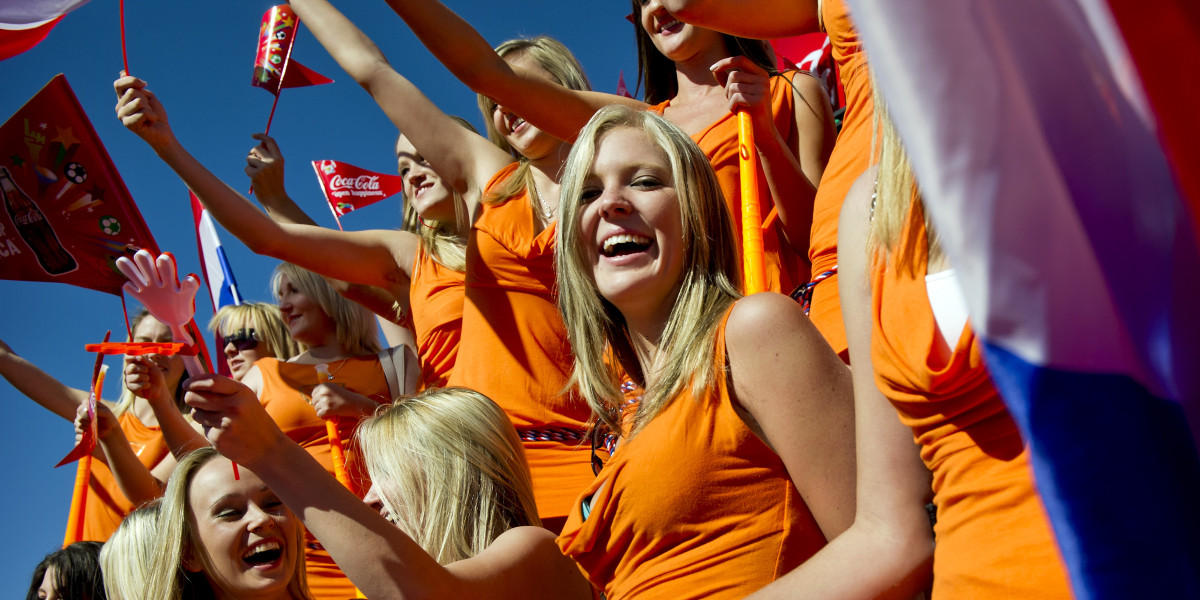 Sportmarketeer Bob van Oosterhout gaf envelopje aan regisseur om 'Bavaria Babes' langer in beeld te 