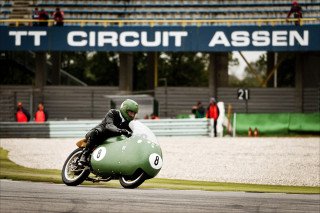 Een vintage motor op het circuit in Assen in 2010.