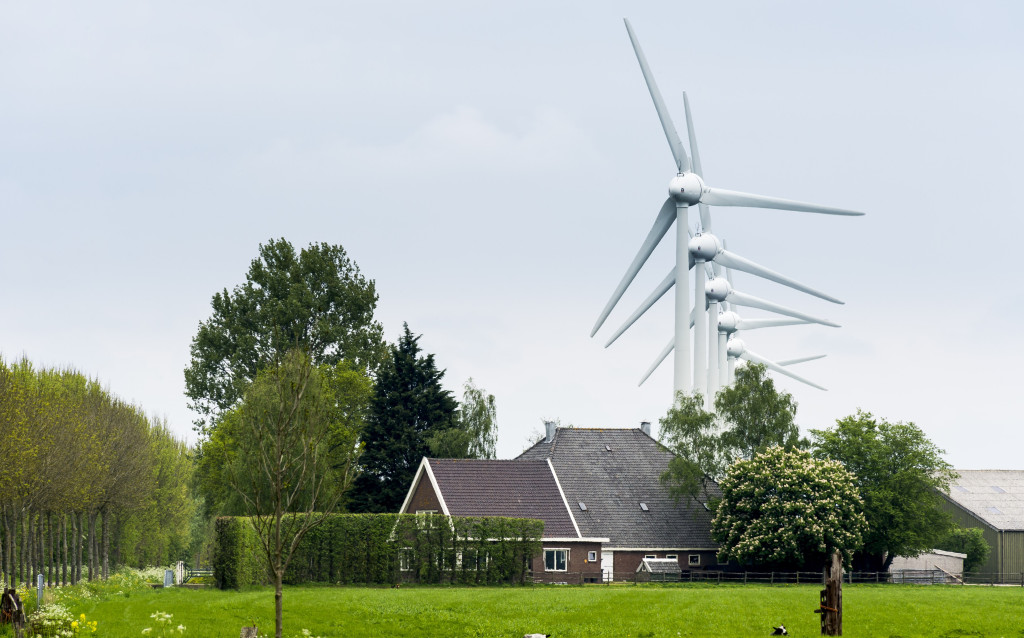 Windmolens in het Nederlandse landschap.