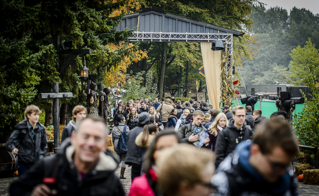 Bezoekers van Walibi tijdens Fright Nights, een evenement speciaal voor Halloween.