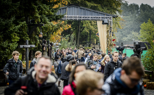 Bezoekers van Walibi tijdens Fright Nights, een evenement speciaal voor Halloween.