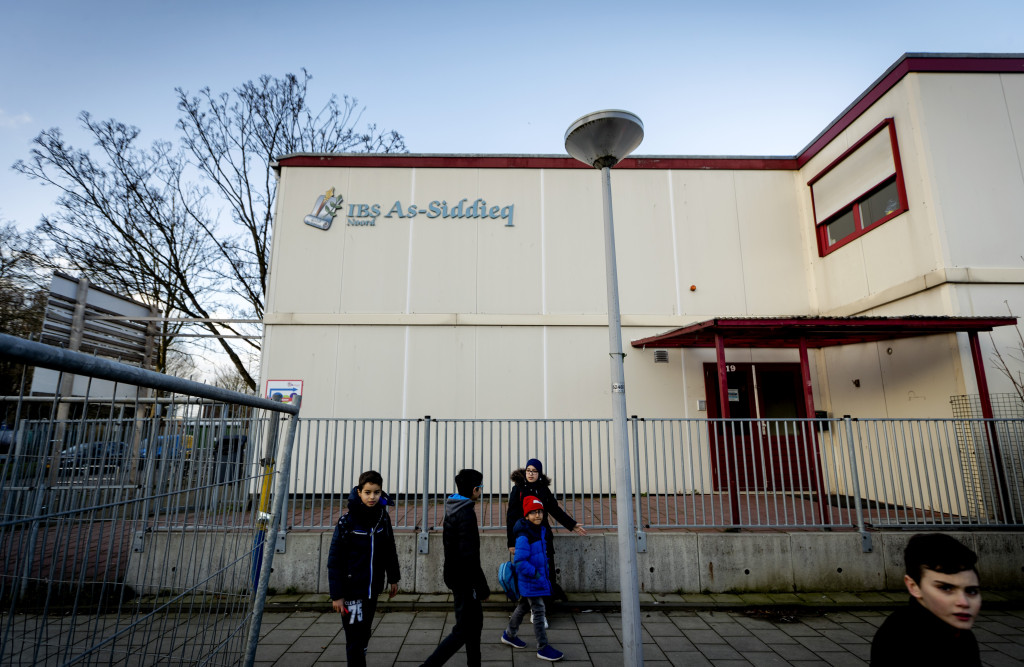 Anti-homo-lesmateriaal op islamitische scholen, maar geen enkele is gesloten: 'De overheid moet zich de ogen uit de kop schamen'