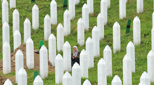 De graven van de mannen die omkwamen bij de genocide in Srebrenica in 1995.