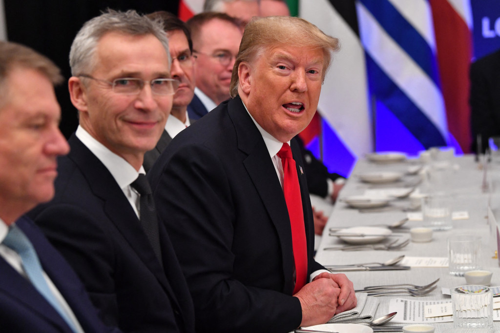 President Trump en minister Jens Stoltenberg hebben eerder samengewerkt, toen Stoltenberg actief was als NAVO-topman. Stoltenberg en Trump zitten hier naast elkaar tijdens een werklunch naar aanleiding van de NAVO-top in 2019.