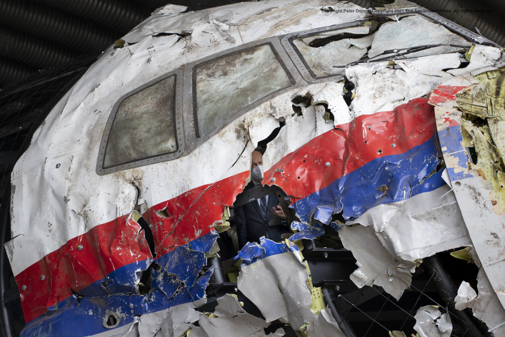 Het wrak van MH17 opgesteld in een loods.