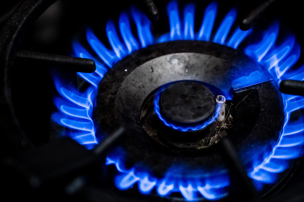 Een brandende gaspit in een fornuis.