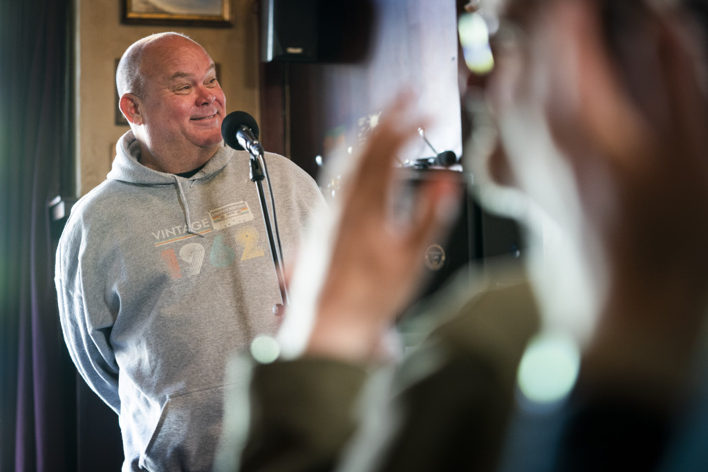 Paul de Leeuw tijdens een speciale opname voor zijn wekelijkse podcast De Leeuw Lult Verder.