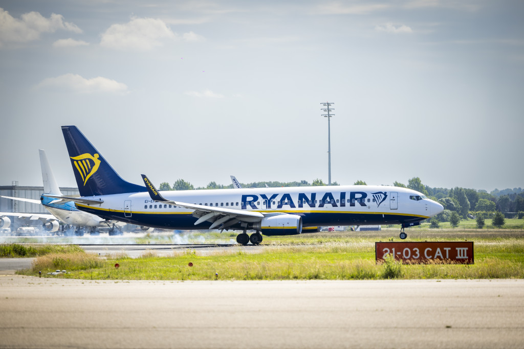 Een toestel van Ryanair landt op Maastricht Aachen Airport.