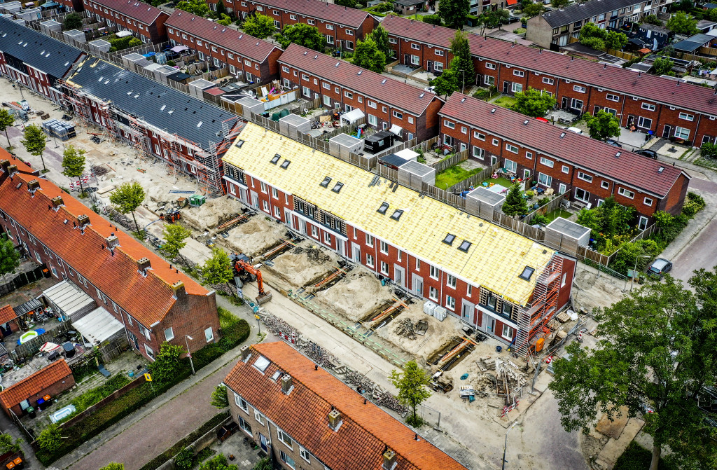 Dronefoto van sociale huurwoningen in aanbouw in de Indische buurt in Zwijndrecht.