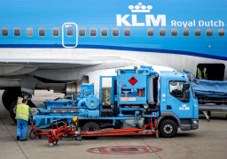 Tanken van een vliegtuig van KLM op Schiphol.