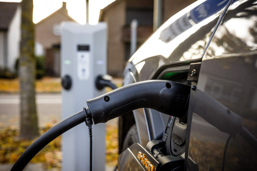 Een elektrische auto wordt opgeladen aan een openbare laadpaal.