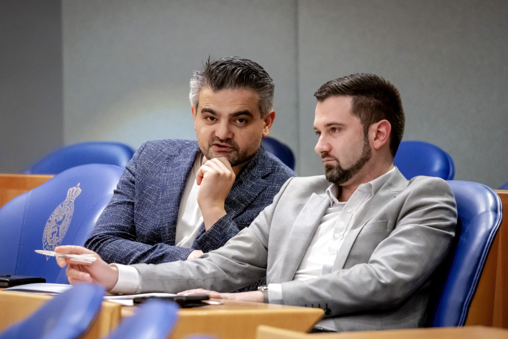 Tunahan Kuzu en Stephan van Baarle tijdens het wekelijkse vragenuur in de Tweede Kamer.