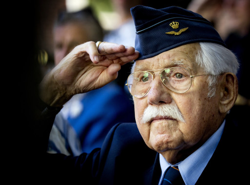 Een veteraan tijdens de medaille-uitreiking op het Lange Voorhout.
