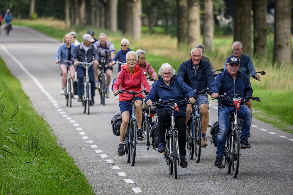 Meer verkeersdoden, vooral onder oudere mannen op e-bikes: 'Toch weinig draagvlak voor helmplicht'