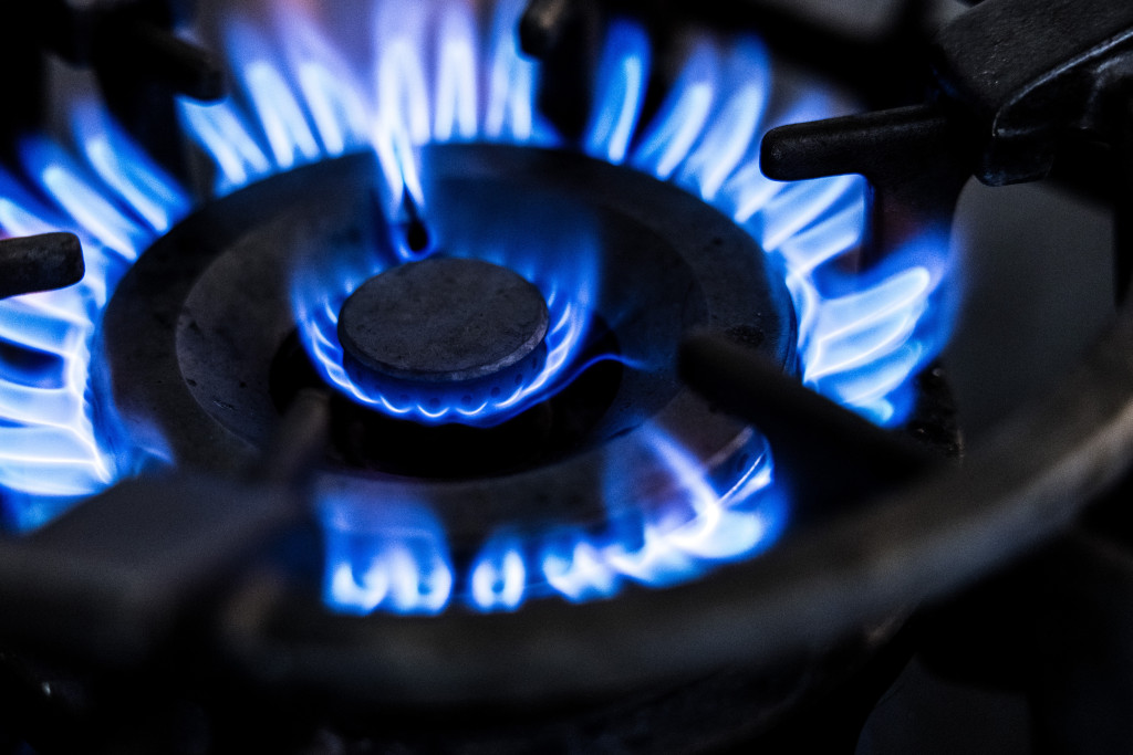 Een brandend gasfornuis.