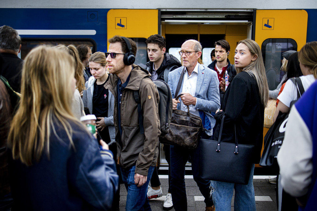 Treinreizigers in de avondspits.