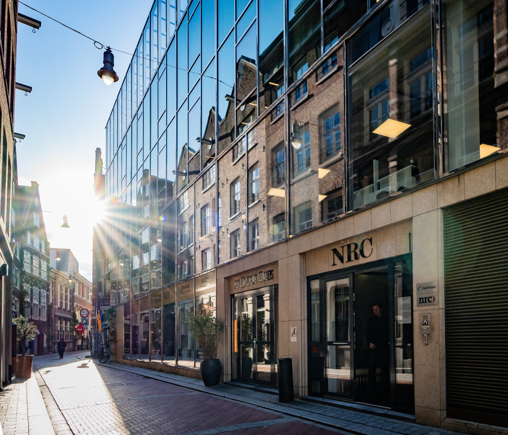 Exterieur van het gebouw waar de redactie van het NRC is gevestigd.