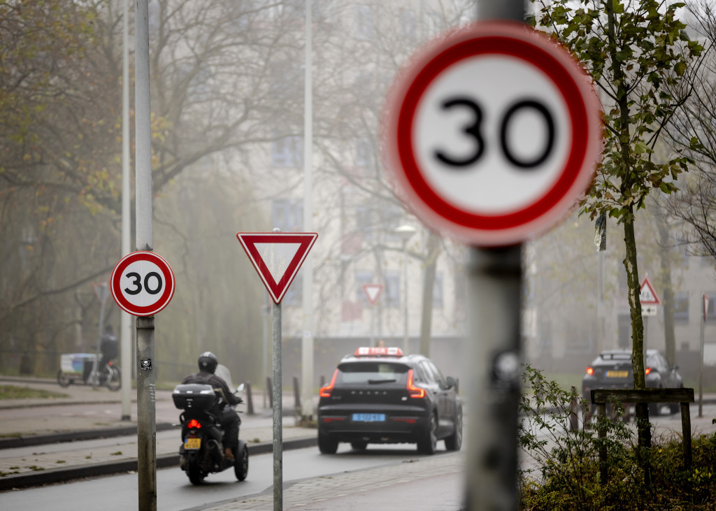 Automobilisten negeren massaal 30 km/u: 'Bordje alleen is niet genoeg'