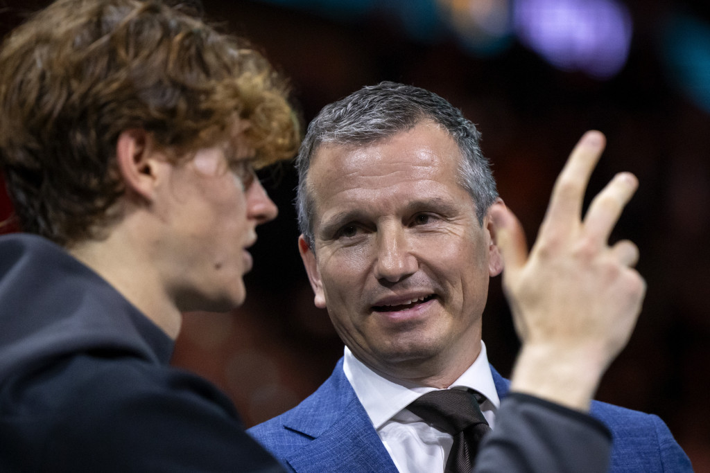 Jannik Sinner en toernooidirecteur Richard Krajicek na afloop van het tennistoernooi ABN AMRO Open 2024 in Ahoy.