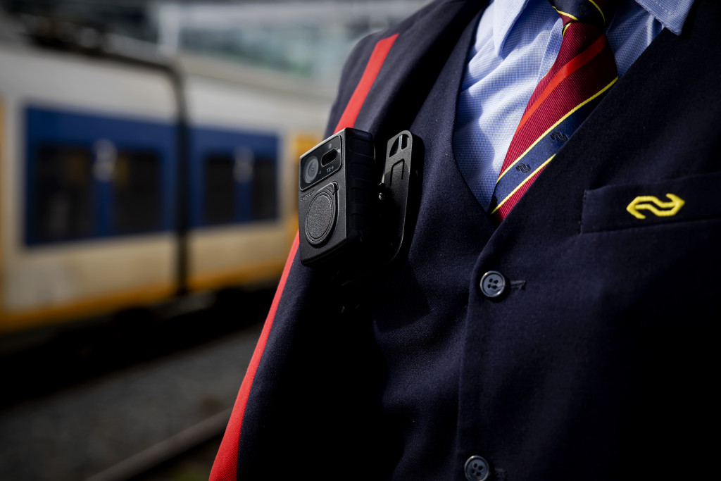 Eerste NS-hoofdconducteurs aan het werk met bodycam: 'Topprioriteit nummer één'