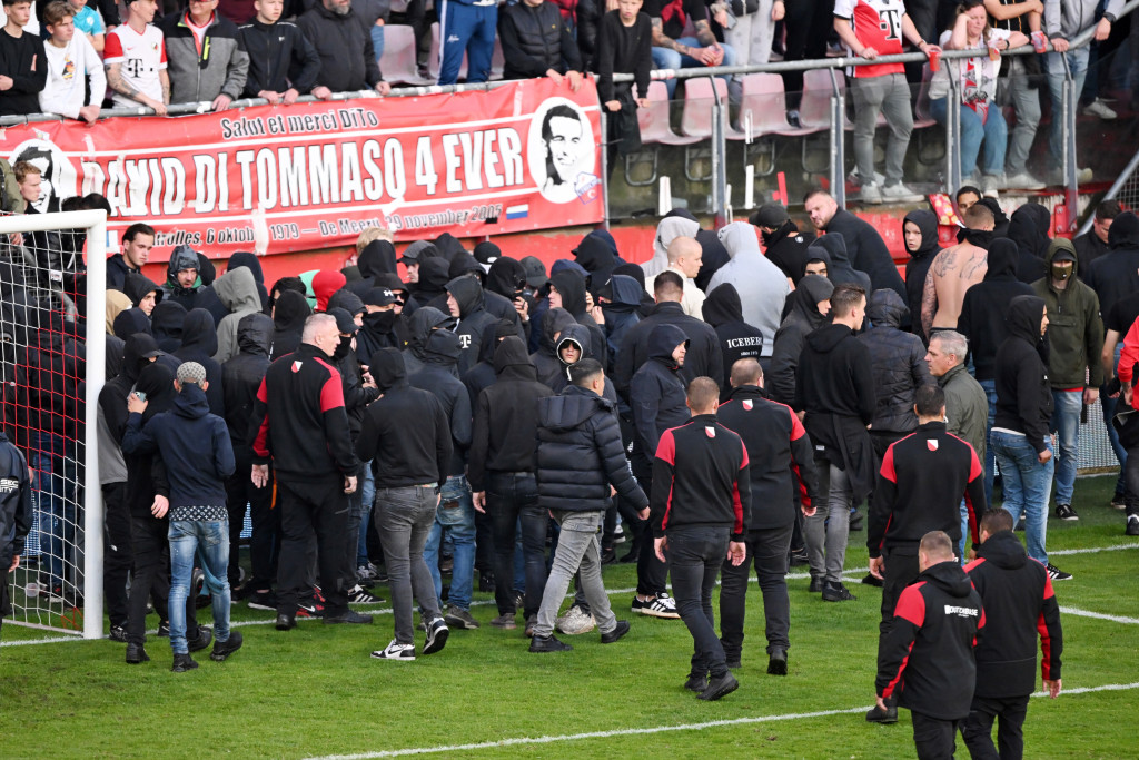 Supporters van FC Utrecht bestormen het veld tijdens de play-offs finale voor Europees voetbal tussen FC Utrecht en Go Ahead Eagles in stadion Galgenwaard op 26 mei 2024 in Utrecht, Nederland.