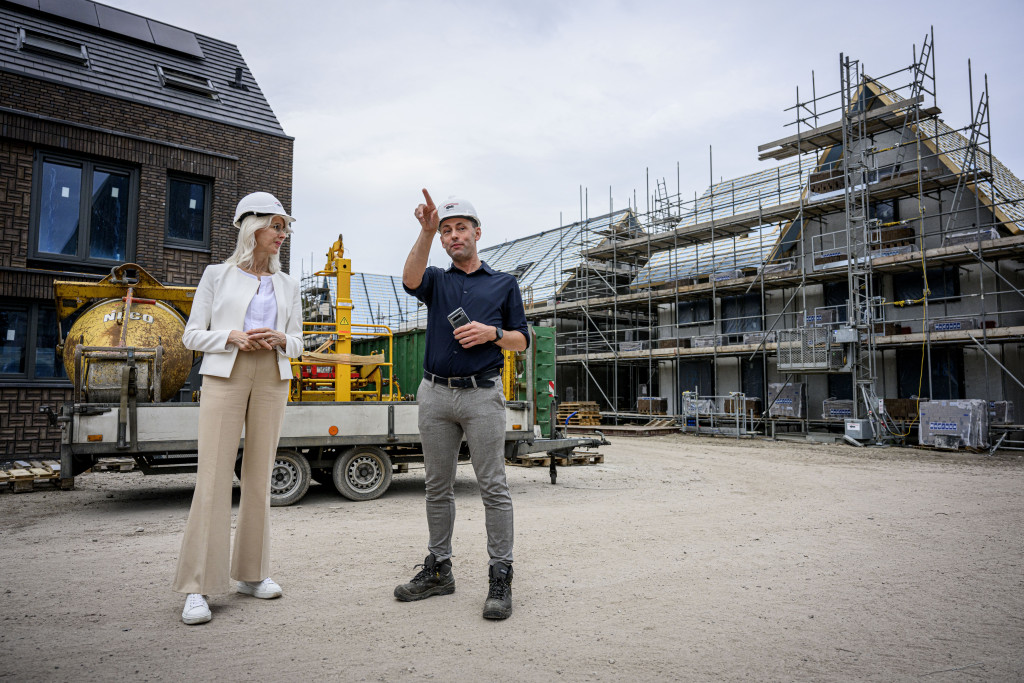 Minister Mona Keijzer bezoekt in het kader van de woningbouw een oude ziekenhuislocatie die wordt getransformeerd naar woningen.
