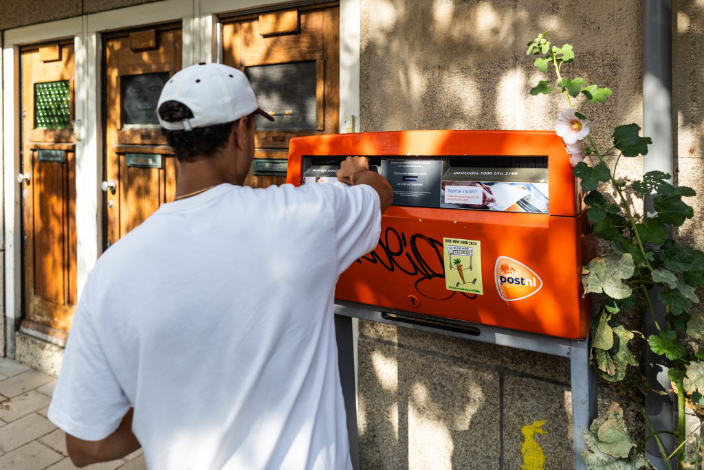 PostNL voert nieuw tarief in en waarschuwt: 'Zonder nieuwe regels wordt het heel ingewikkeld'