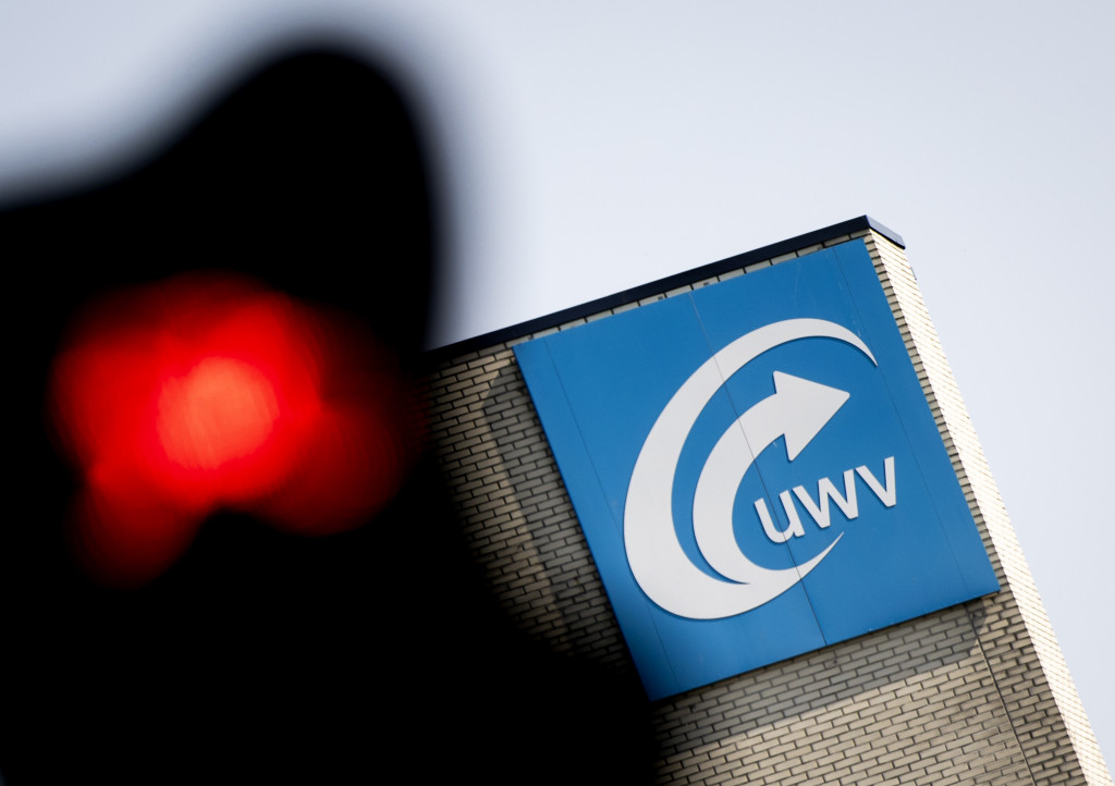 Logo op de gevel van een kantoor van uitkeringsinstantie UWV aan de Wognumsebaan.