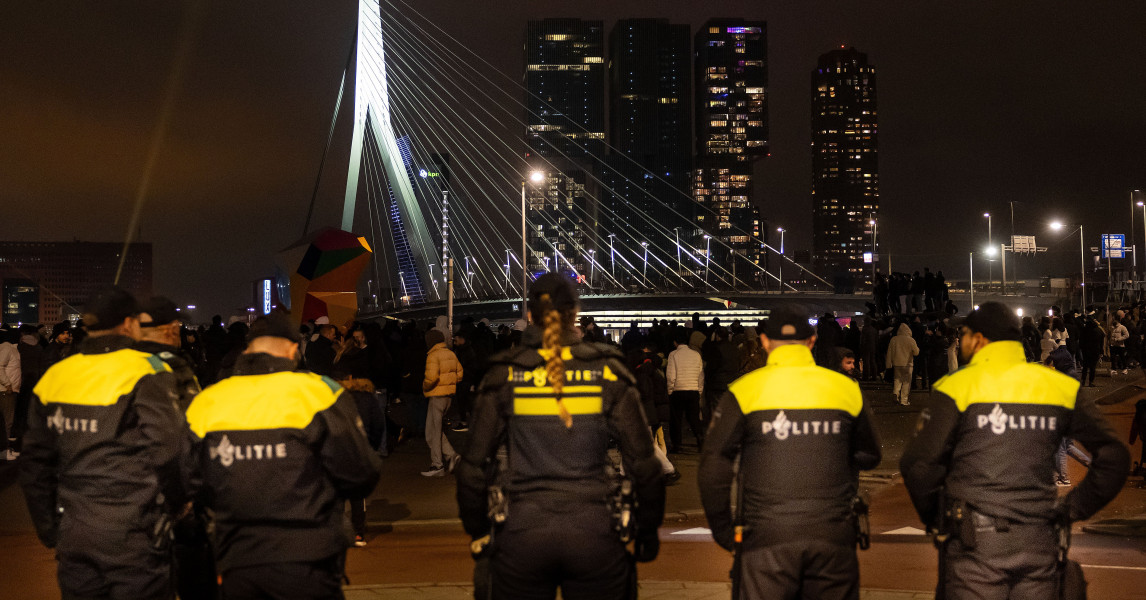 Kamer: geef politie helmen en oorbescherming voor jaarwisseling | WNL