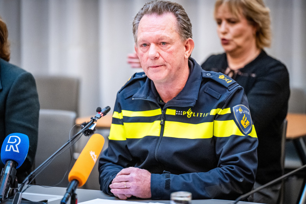 Fred Westerbeke (politiechef Rotterdam) tijdens een persmoment over drie dodelijke schietpartijen in het Rotterdamse stadsdeel IJsselmonde.