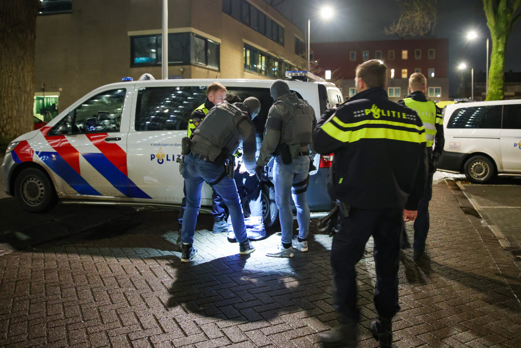 Een arrestatieteam is een woning binnengevallen aan de Speelmanstraat in de Rotterdamse wijk Kralingen. Daarbij is geschoten.