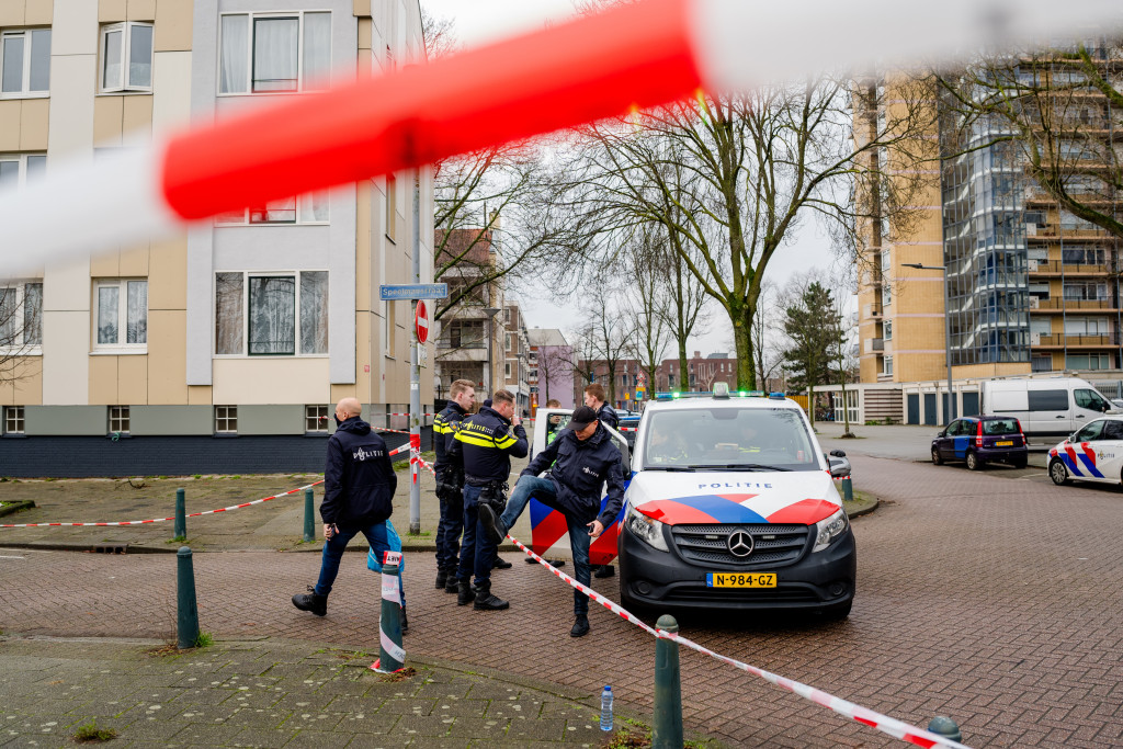 Politieagenten onderzoeken een woning aan de Speelmanstraat in de Rotterdamse wijk Kralingen.