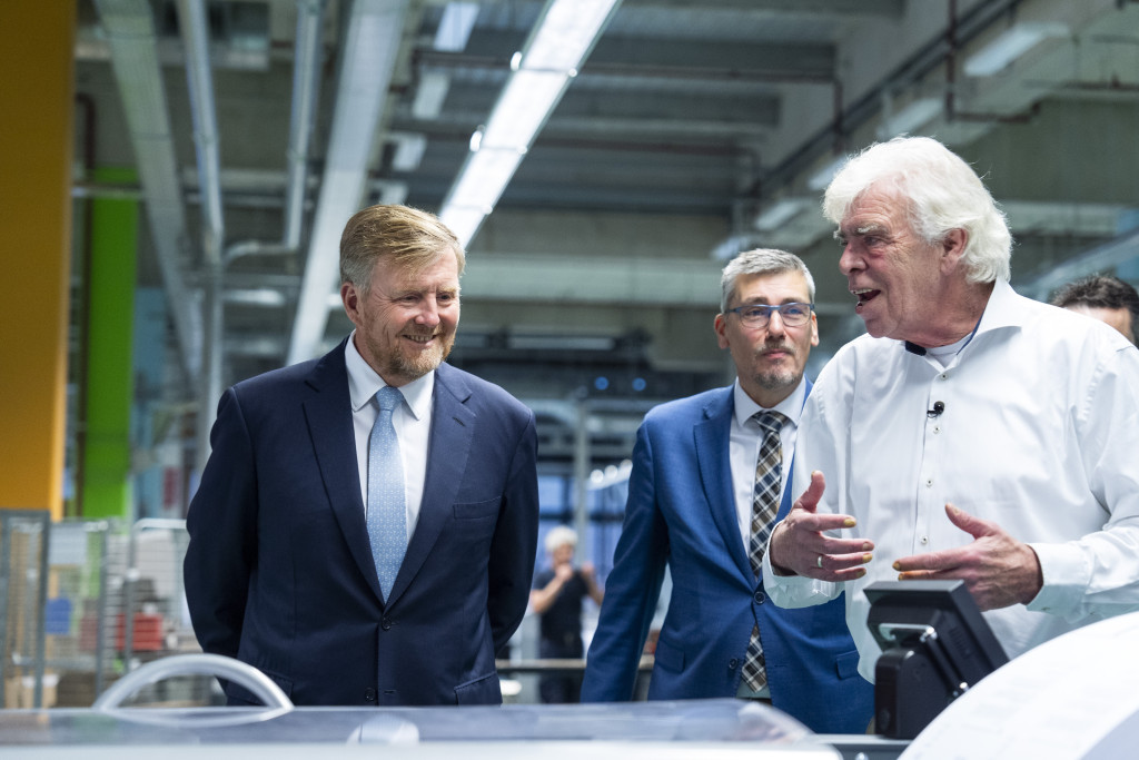 Koning Willem-Alexander en staatssecretaris Tjebbe van Oostenbruggen (Fiscaliteit, Belastingdienst en Douane) krijgen een rondleiding door de printstraat, tijdens een werkbezoek aan de directie Informatievoorziening van de Belastingdienst.