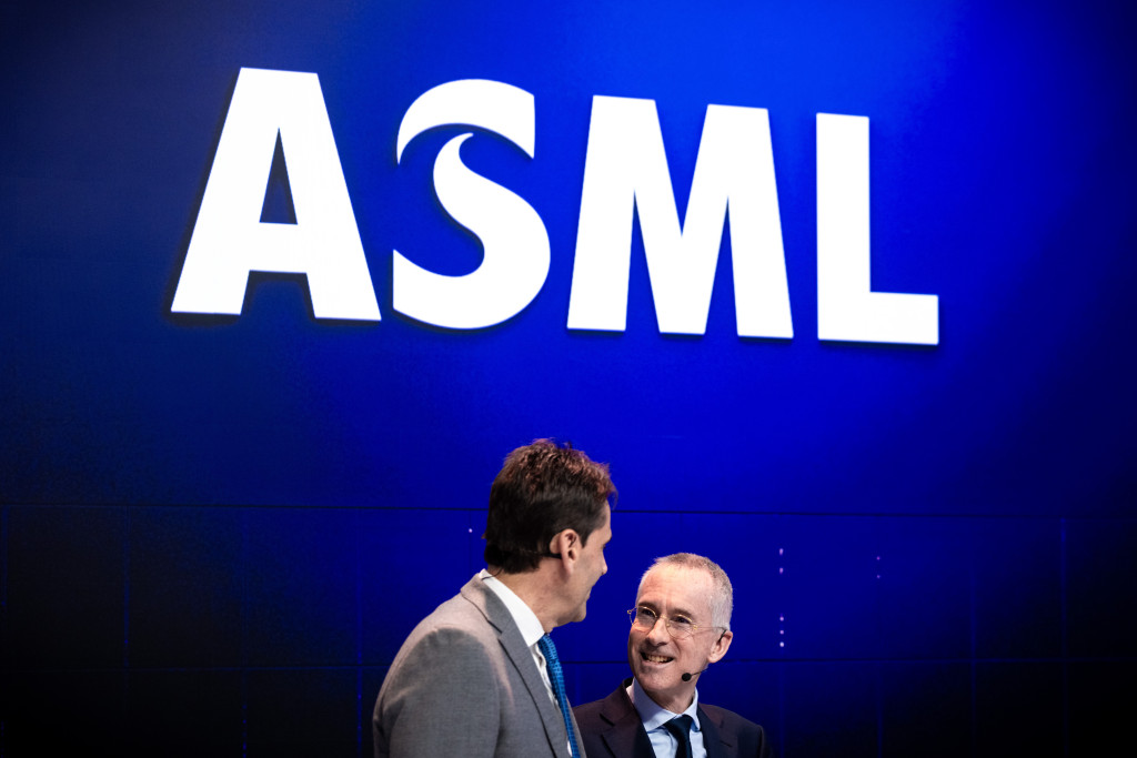 Topmannen Christophe Fouquet (CEO) en Roger Dassen (CFO) geven een toelichting op de kwartaal- en jaarcijfers van ASML.