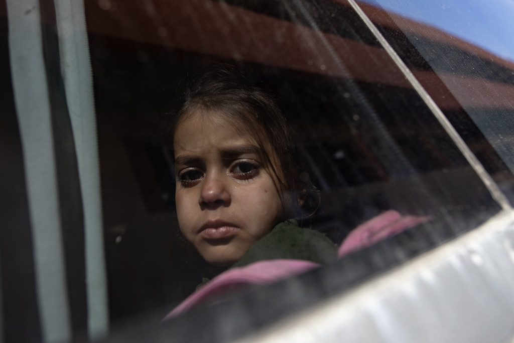 Palestijns meisje wacht in voertuig bij de grensovergang met Rafah.