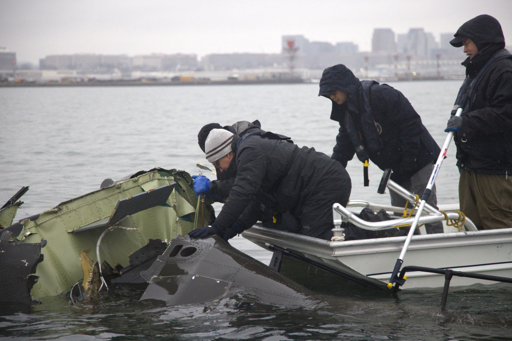 Onderzoekers inspecteren het wrak in de rivier de Potomac.