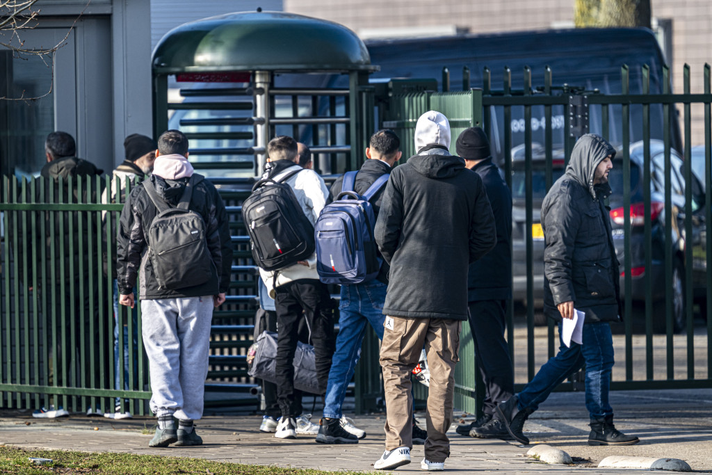 Asielzoekers bij het aanmeldcentrum in Ter Apel.